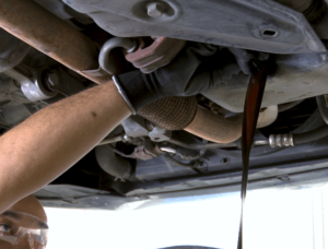 troca-de-oleo-lubrificante-do-motor-do-carro-1579879031001_v2_900x506